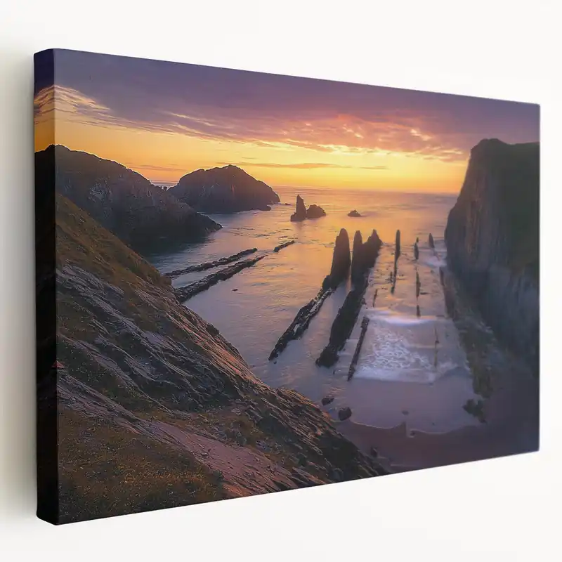 Scenic Cliffs Artwork – Sunset Over Rocky Shoreline and Coastal Waters Fresh Stock
